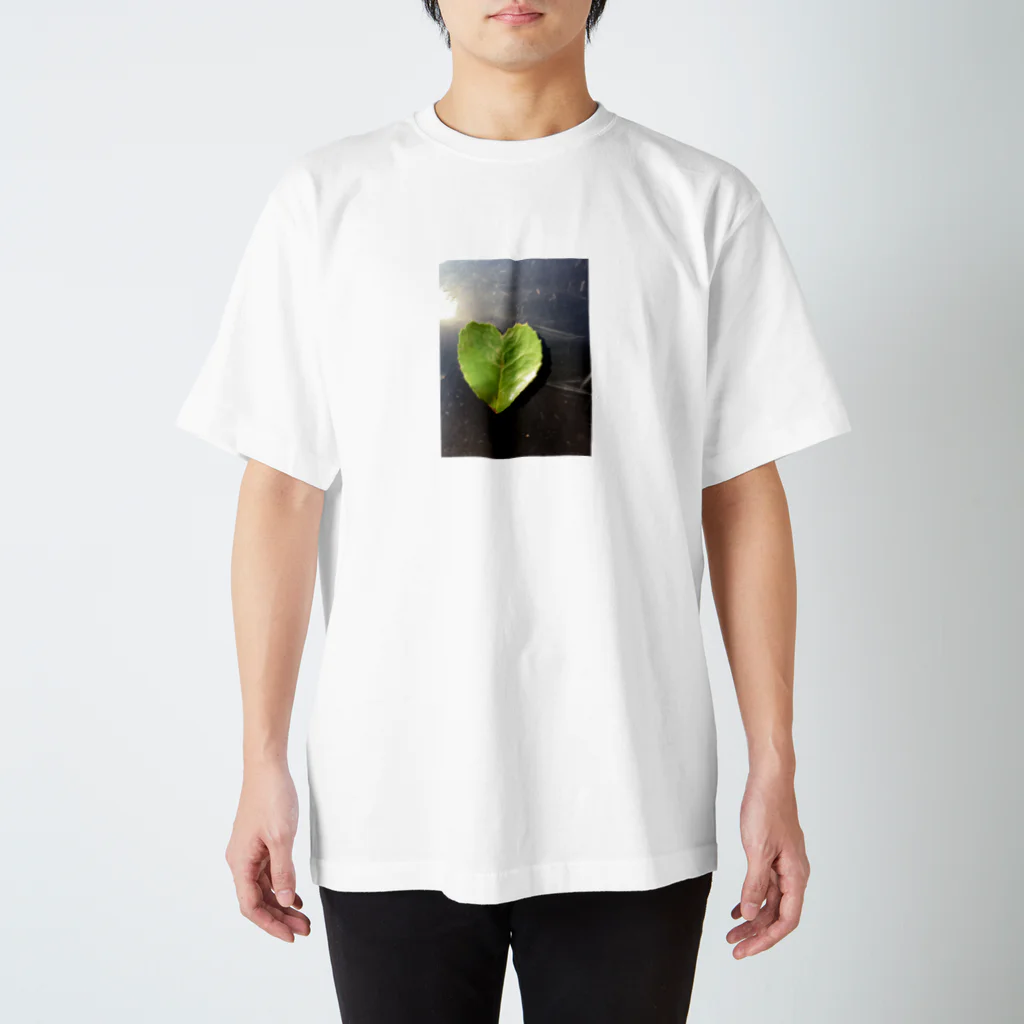 momomamaのハートの葉っぱ Regular Fit T-Shirt
