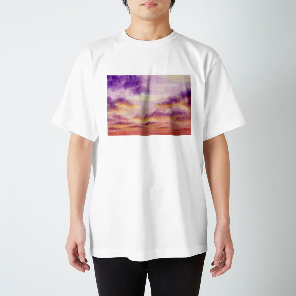 水彩色鉛筆チャンネルの紫色の雲と夕焼け（水彩色鉛筆画） スタンダードTシャツ