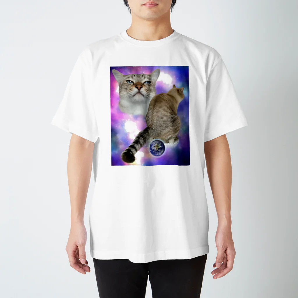 肉球の匂いの地球誕生猫 Regular Fit T-Shirt