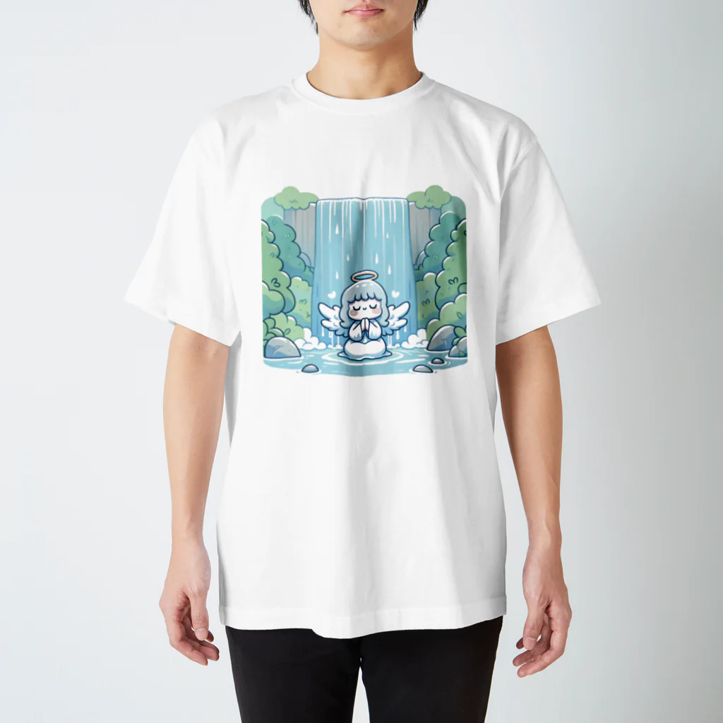 makoto401の滝にうたれる天使ちゃん スタンダードTシャツ