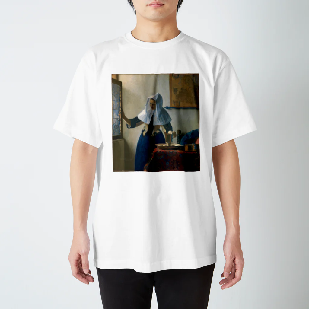 世界美術商店の窓辺で水差しを持つ女 / Woman with a Water Jug Regular Fit T-Shirt