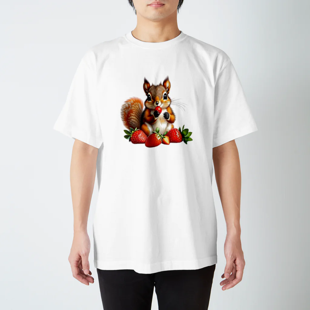 Maikaのいちごを食べるかわいいリス Regular Fit T-Shirt