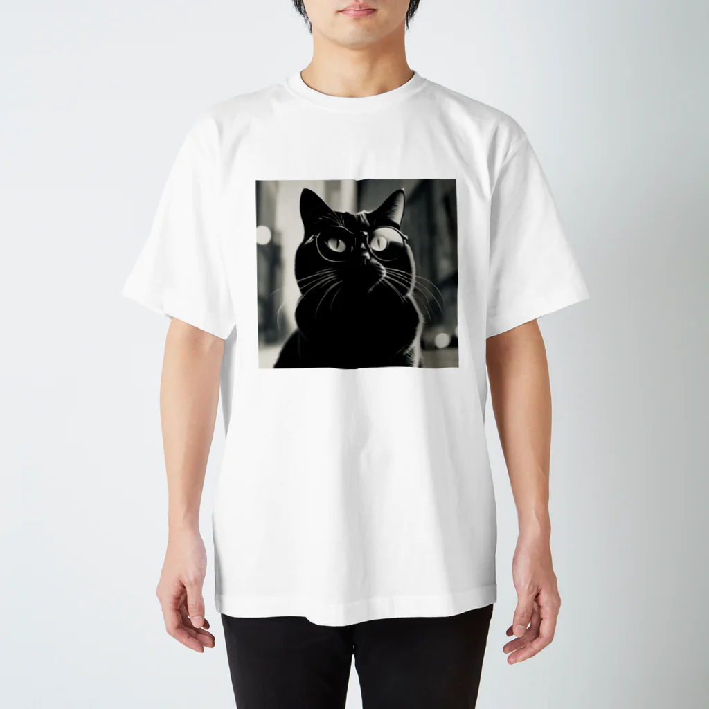 mknの貫禄のあるくろ猫 スタンダードTシャツ