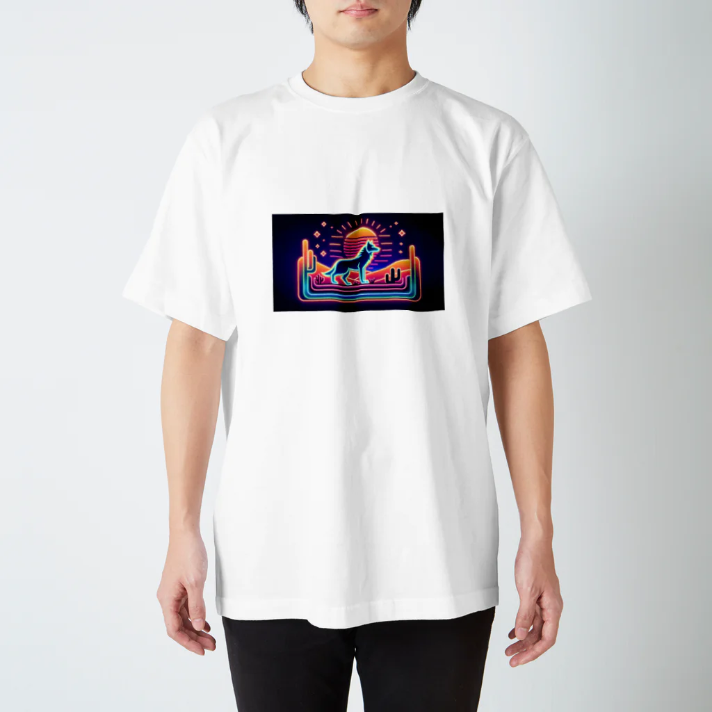 ppuppyの砂漠の中のオオカミ Regular Fit T-Shirt