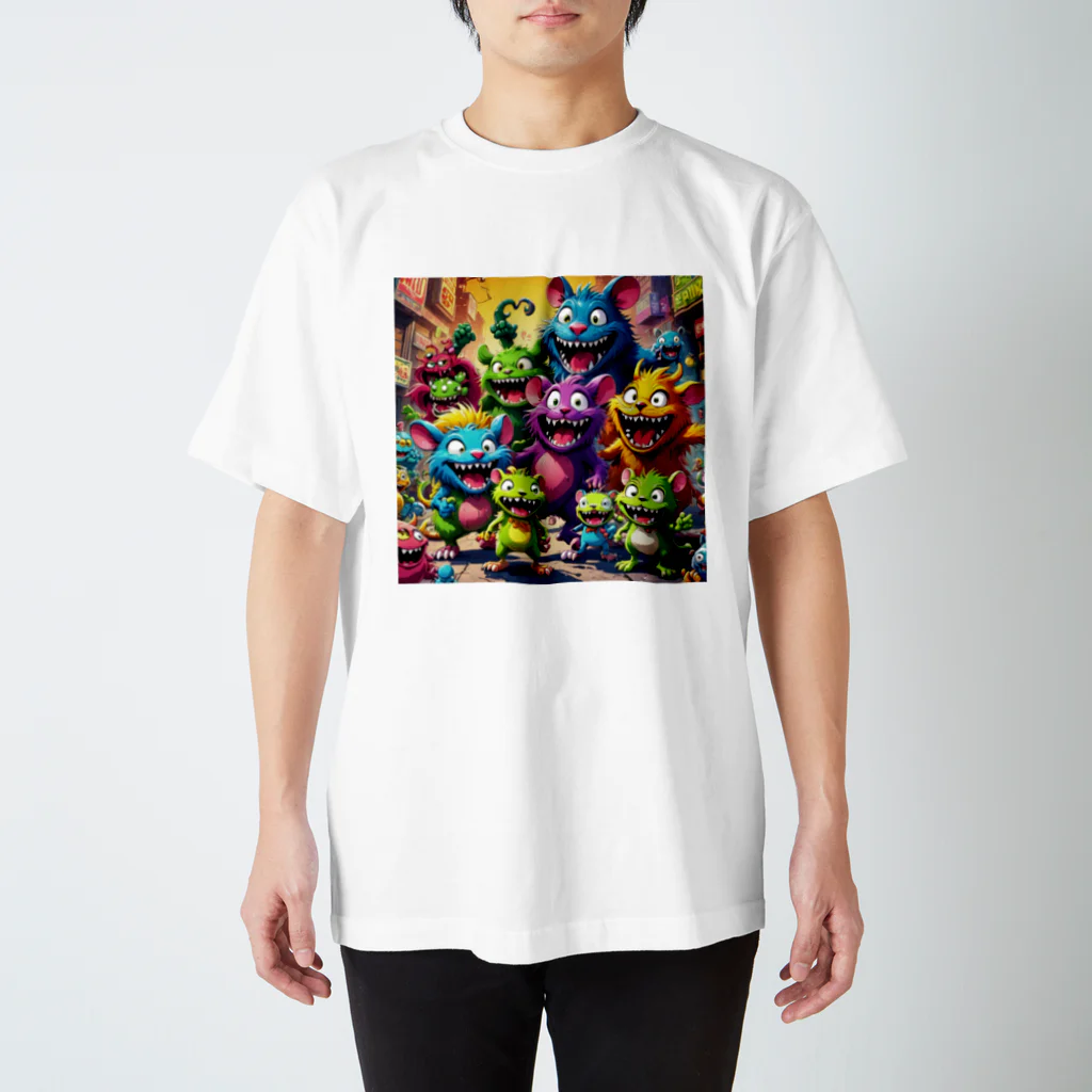 LEAD !のモンスターの親子が笑顔で楽しそうに遊んでいる風景 Regular Fit T-Shirt