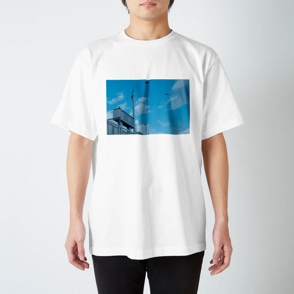 まろやかの海辺の電光掲示板 Regular Fit T-Shirt