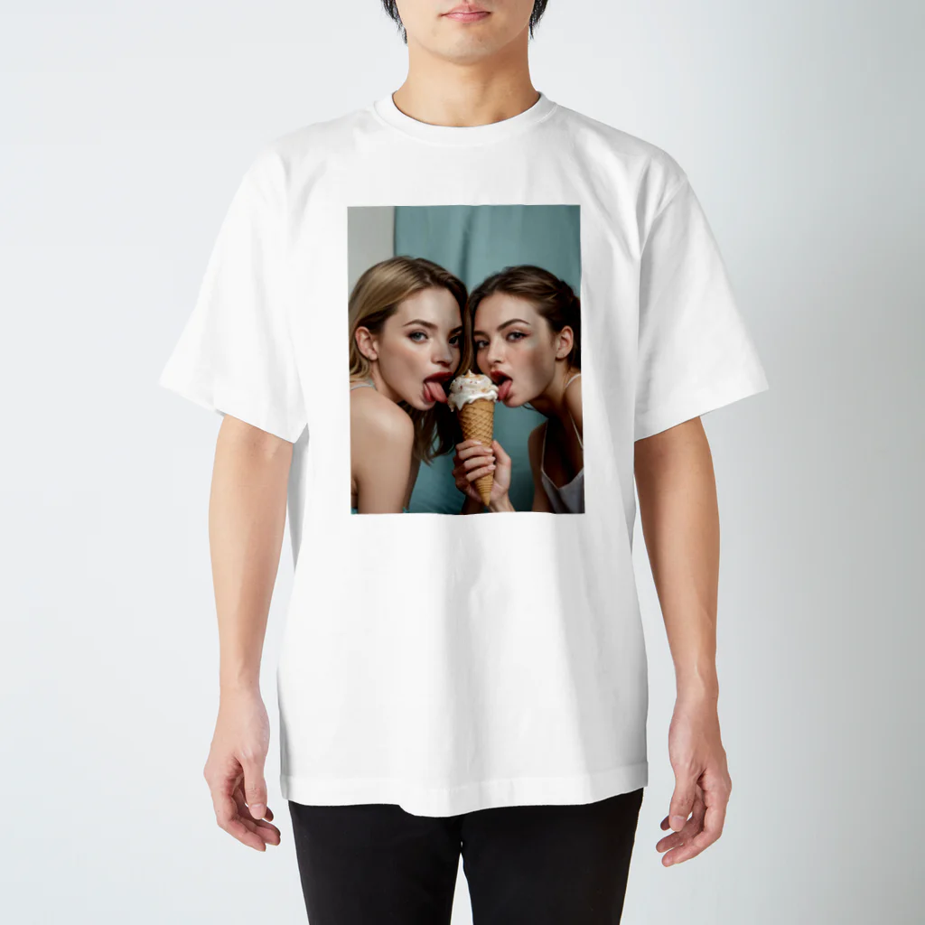 Be proudのアイスを食べ合う女性 スタンダードTシャツ