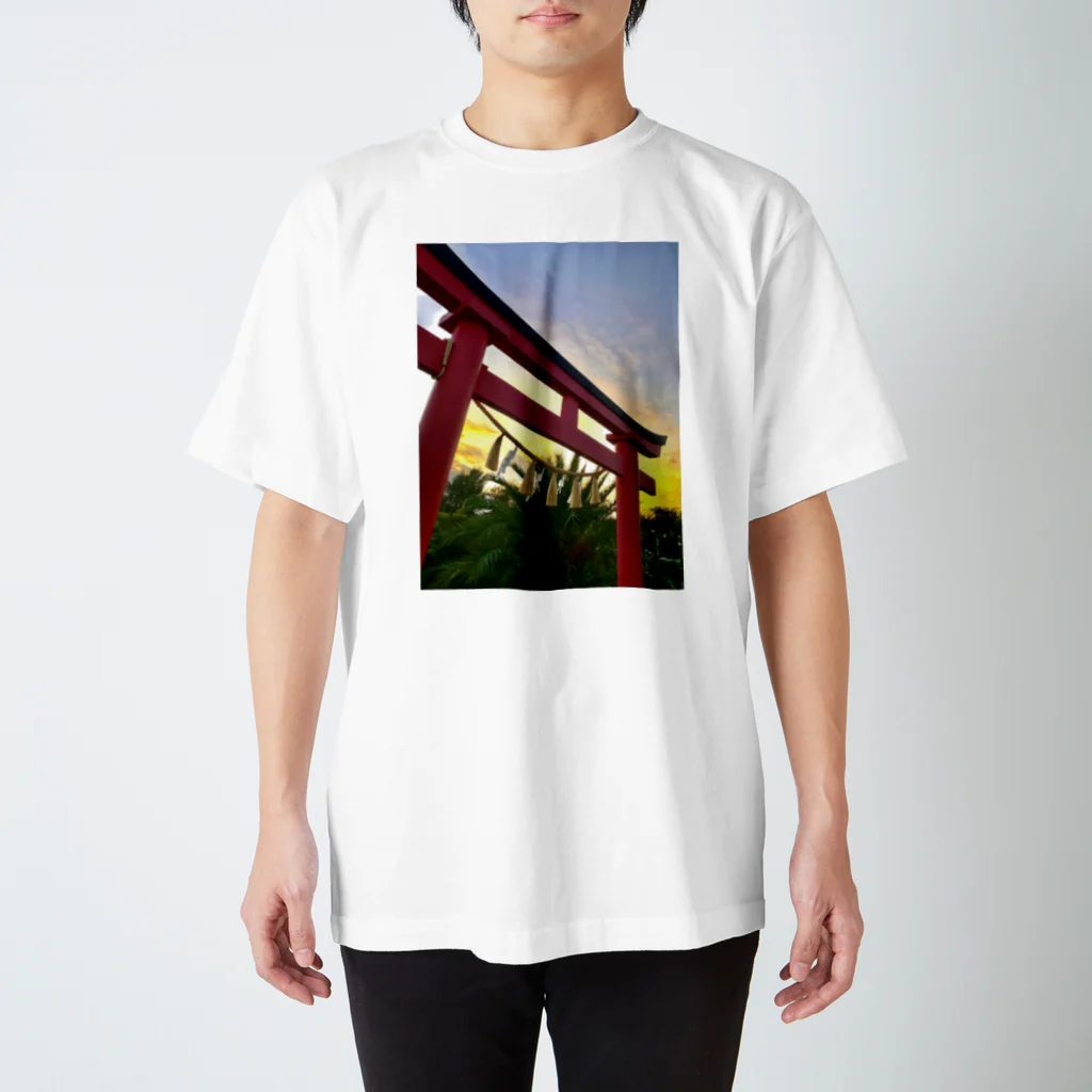 kayuuの夕陽に映える紅色の鳥居 スタンダードTシャツ