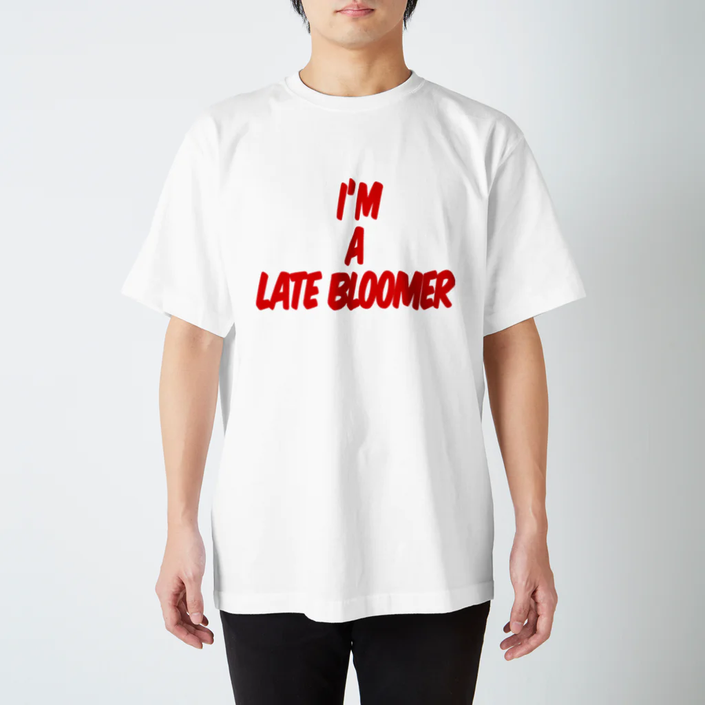 ザ・レイト・ブルーマーズ　オフィシャル（SUZURI)のI’m a Late bloomer（ロゴ大 KOMIKA） スタンダードTシャツ