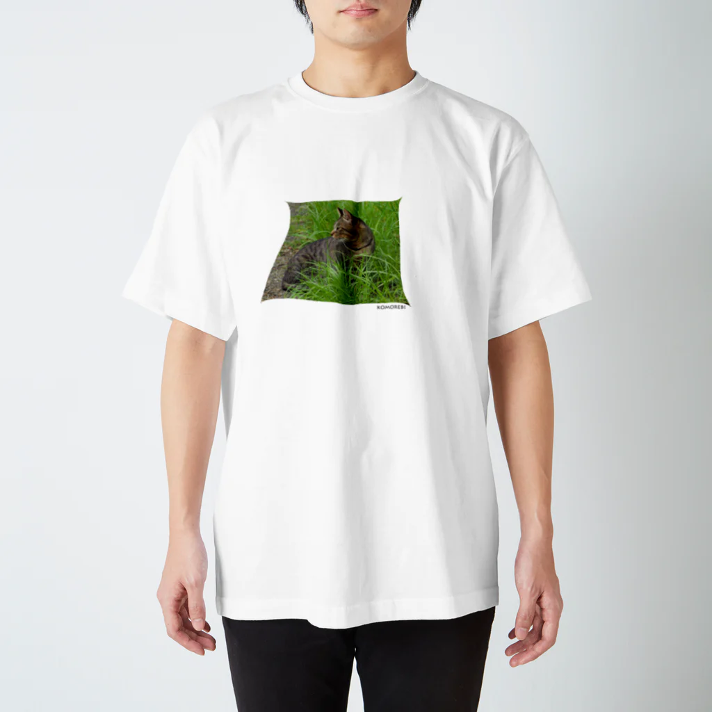 komorebi-9の草原の猫 スタンダードTシャツ