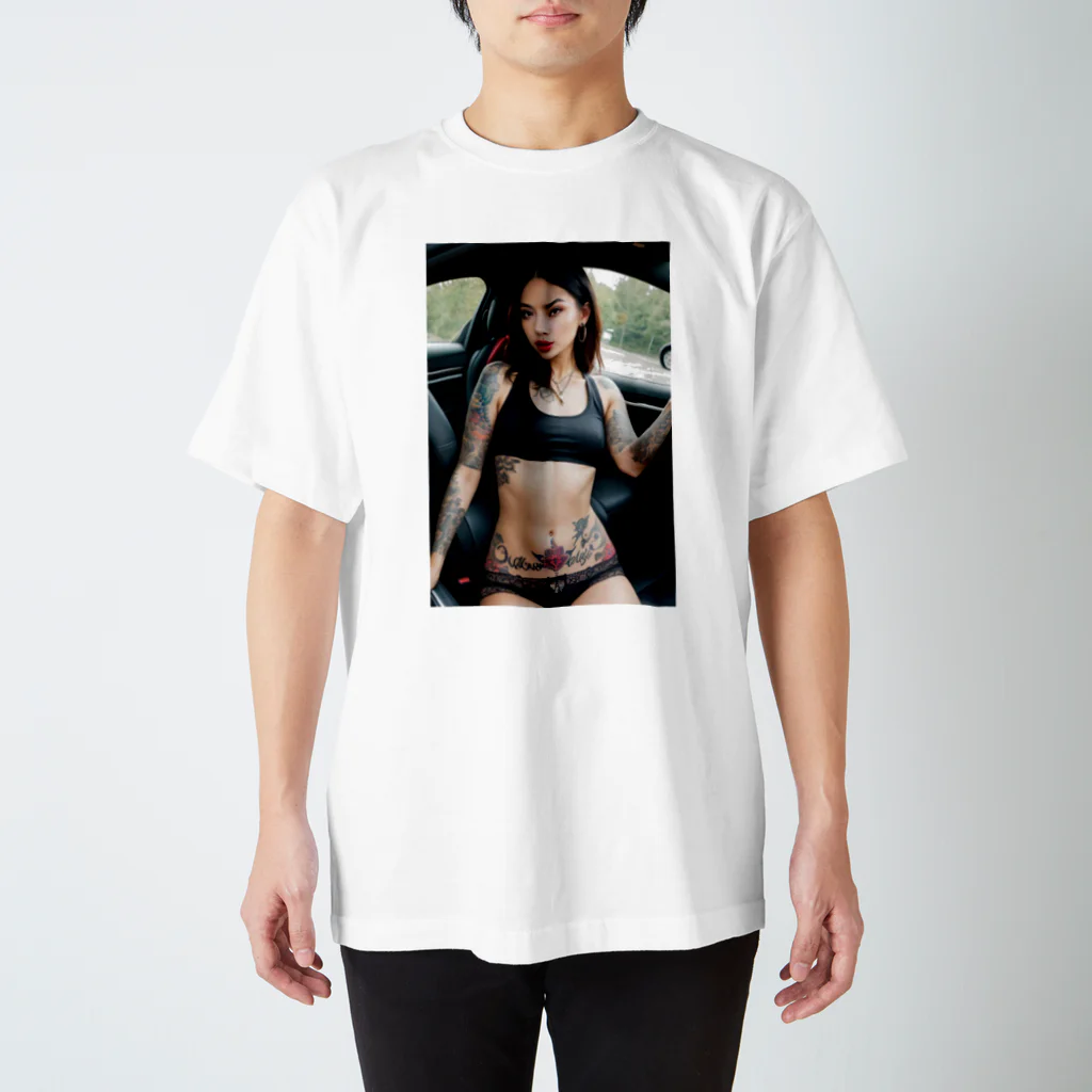 Be proudの車にいるタトゥー美女 Regular Fit T-Shirt