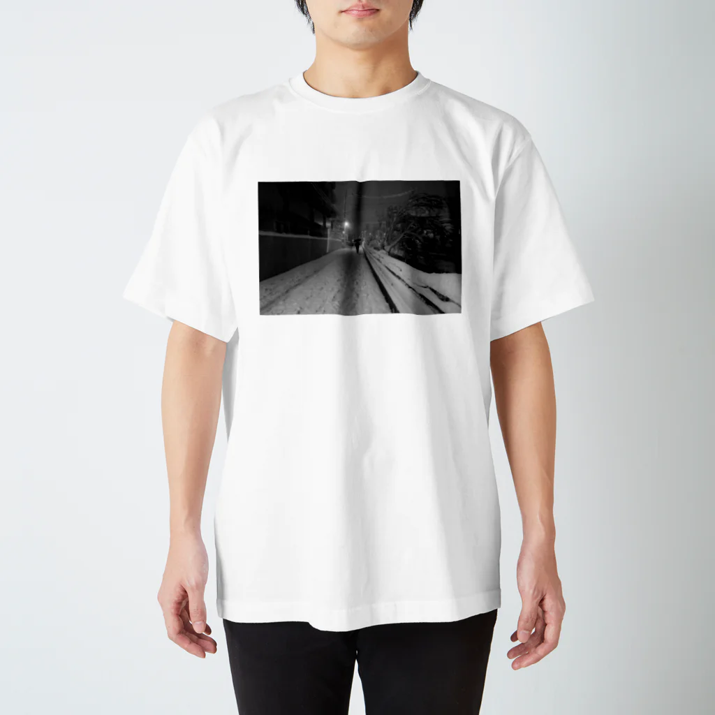 masafumi_worksの雪の中を歩く人（モノクロ） Regular Fit T-Shirt