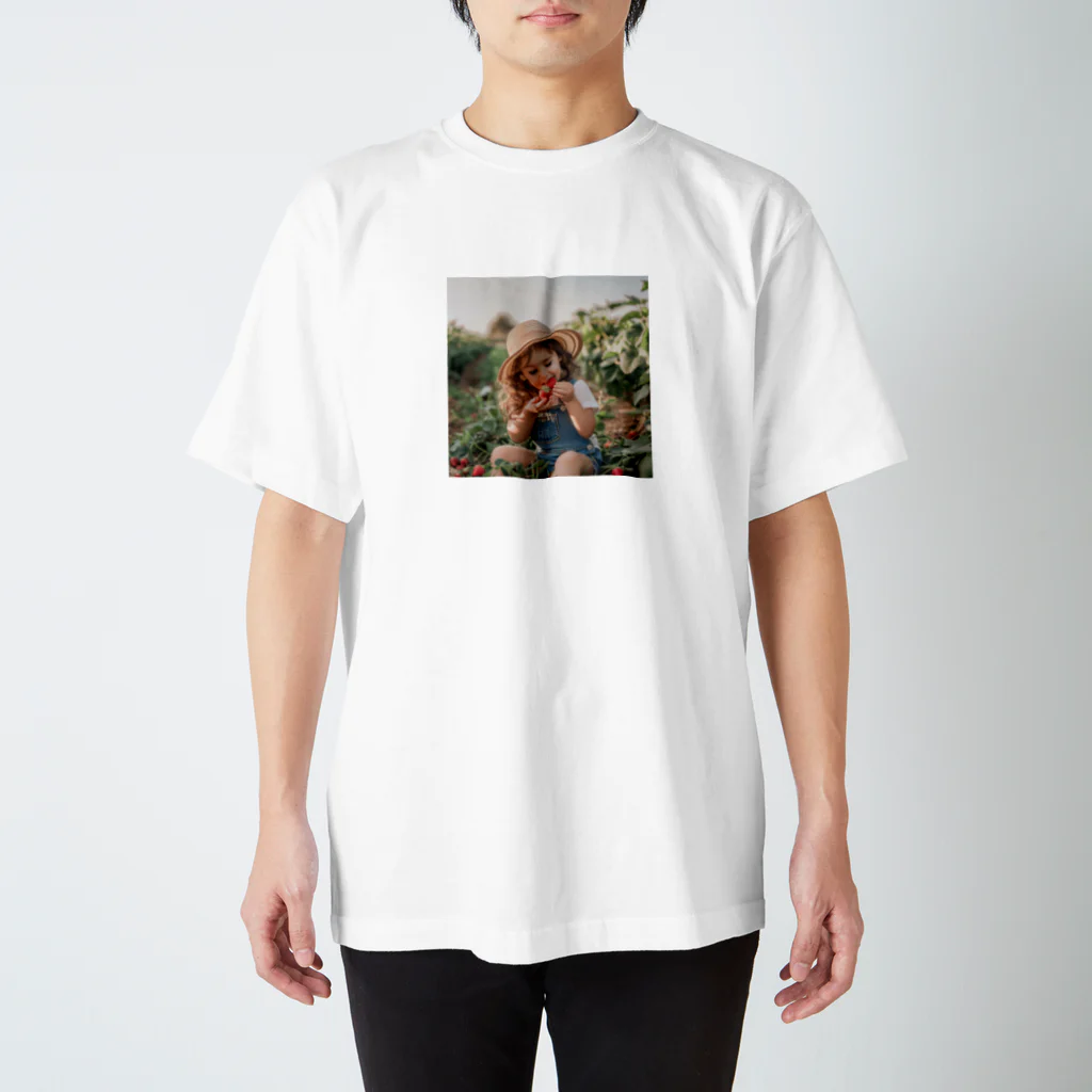 AQUAMETAVERSEの苺狩りで口にほうばんでいる女の子　ラフルール　1859 Regular Fit T-Shirt