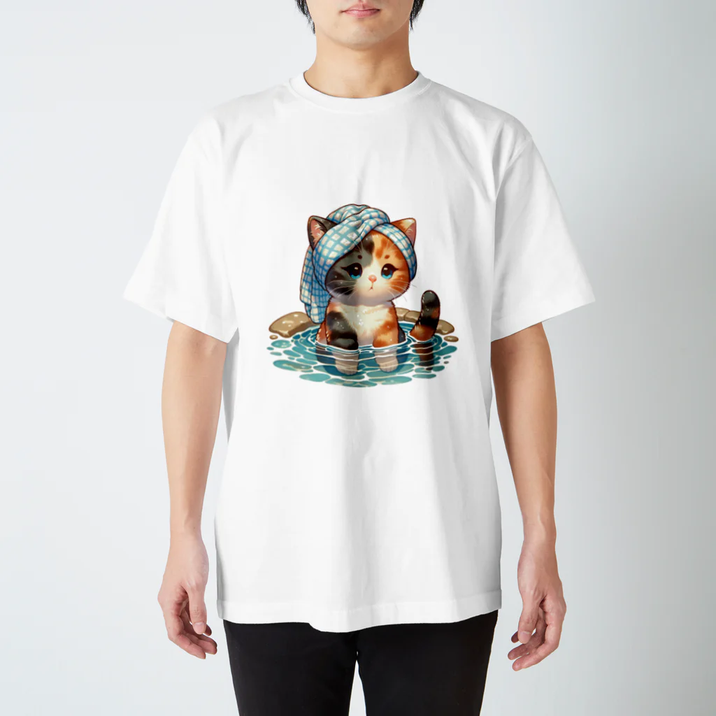 さざれいしの三毛猫さんの入浴 スタンダードTシャツ