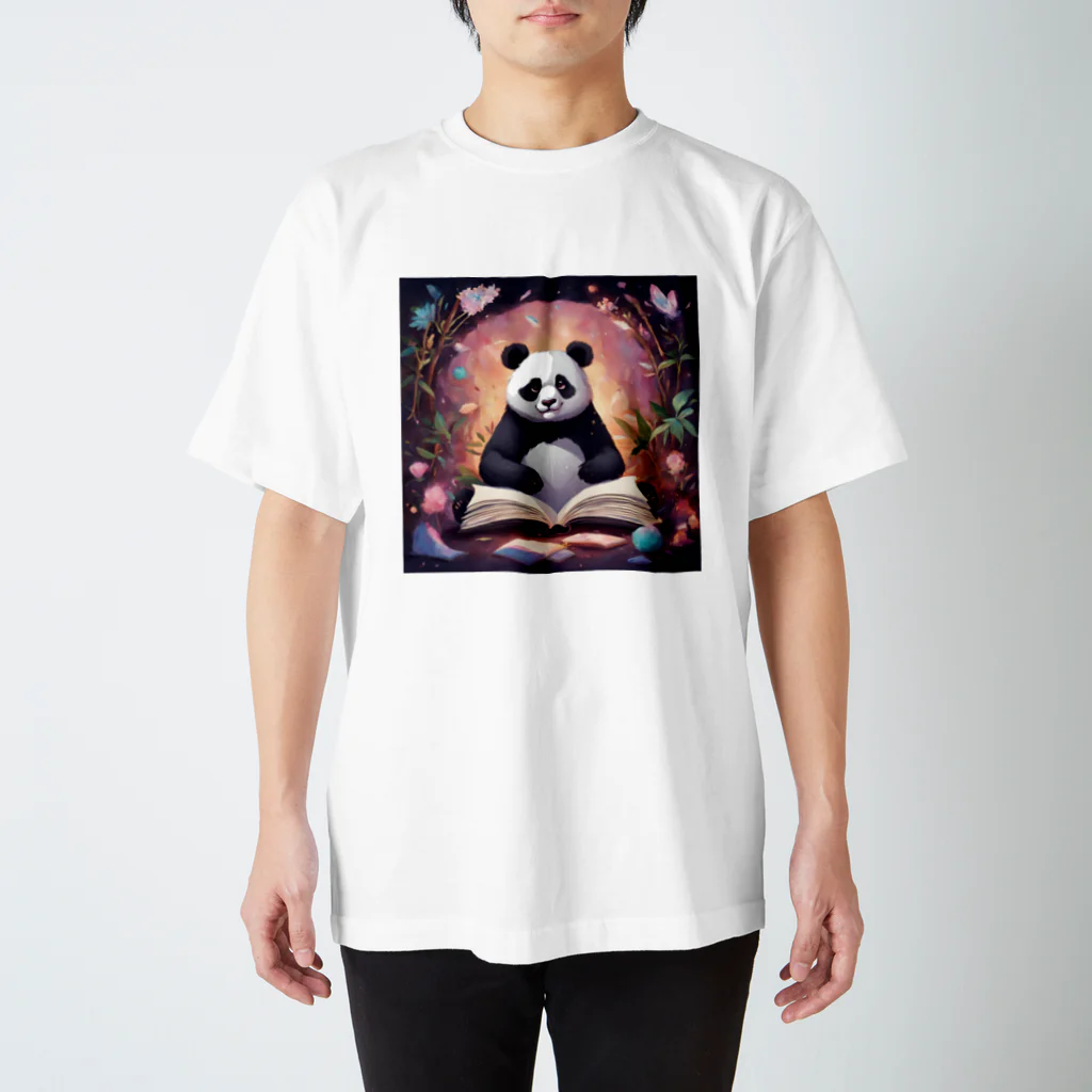 pandownloadの魔法の本を読むパンダ Regular Fit T-Shirt