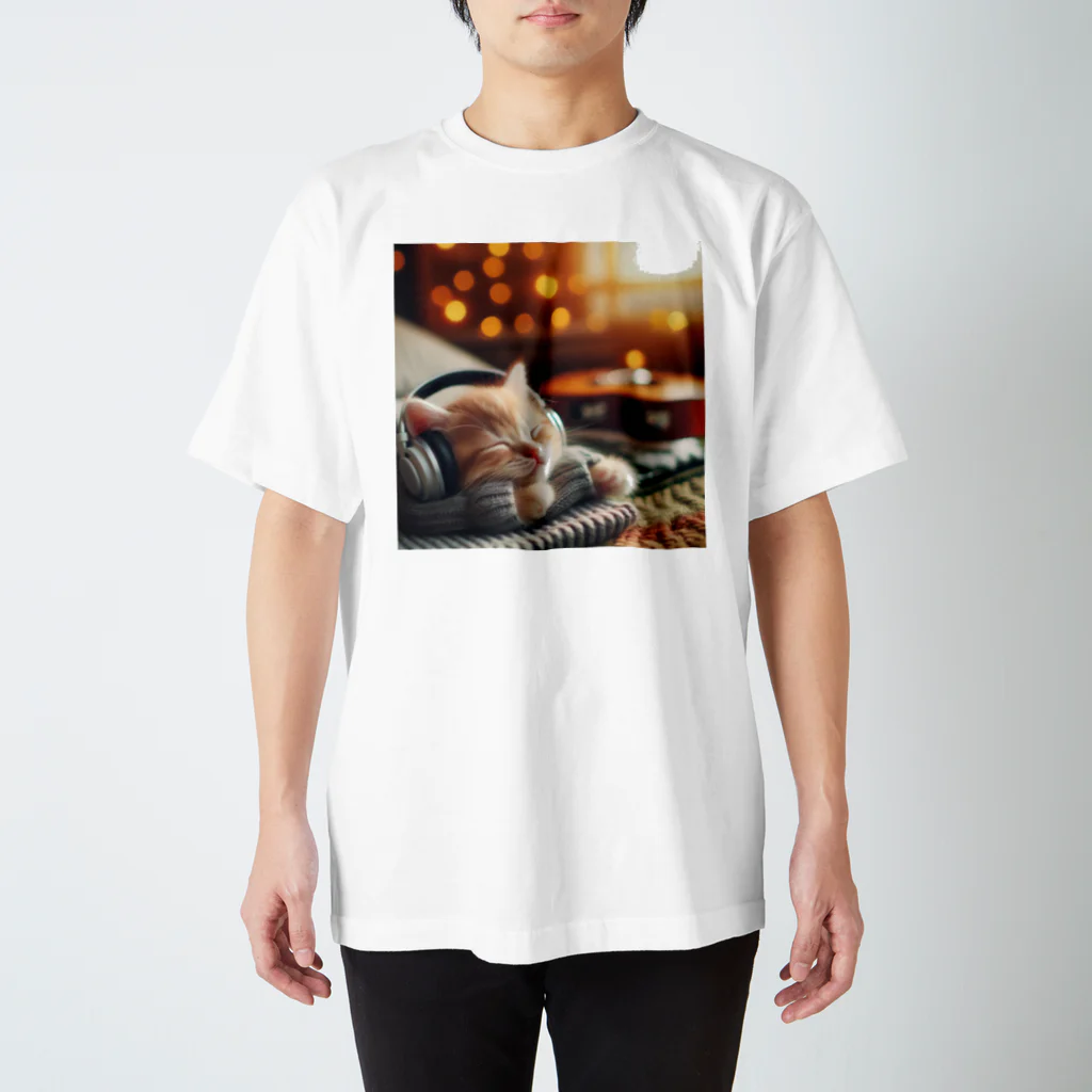 しんふぉショップの音楽を聞いている子猫のグッズ Regular Fit T-Shirt