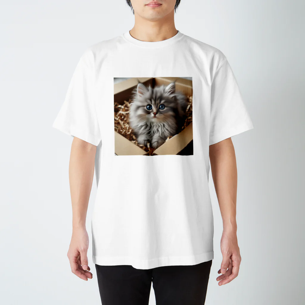 ニャンHouseのリアルな子猫 Regular Fit T-Shirt