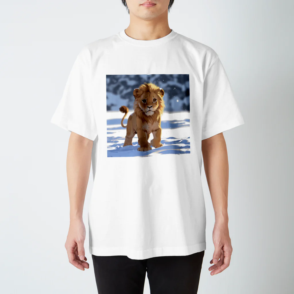 ganeshaの雪の中で遊ぶかわいいライオン スタンダードTシャツ