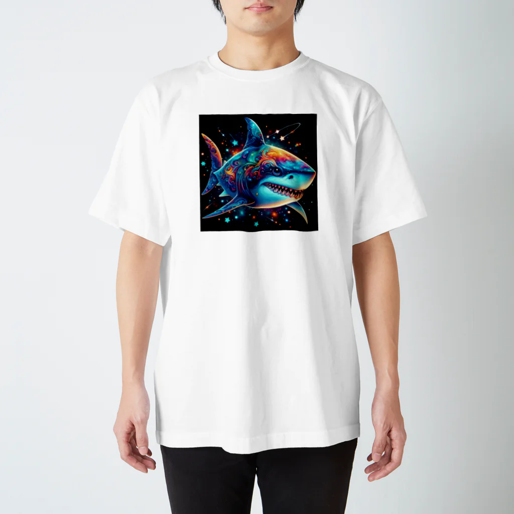 momoart8888の宇宙を泳ぐサメ君🦈💫🌠 Regular Fit T-Shirt