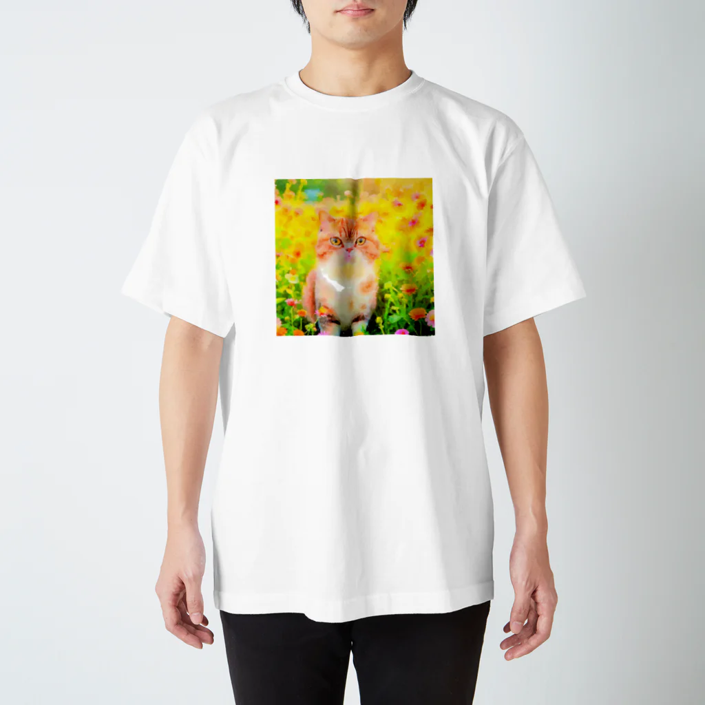 猫好きの谷の猫の水彩画/花畑のエキゾチックショートヘアねこのイラスト/茶トラネコ Regular Fit T-Shirt