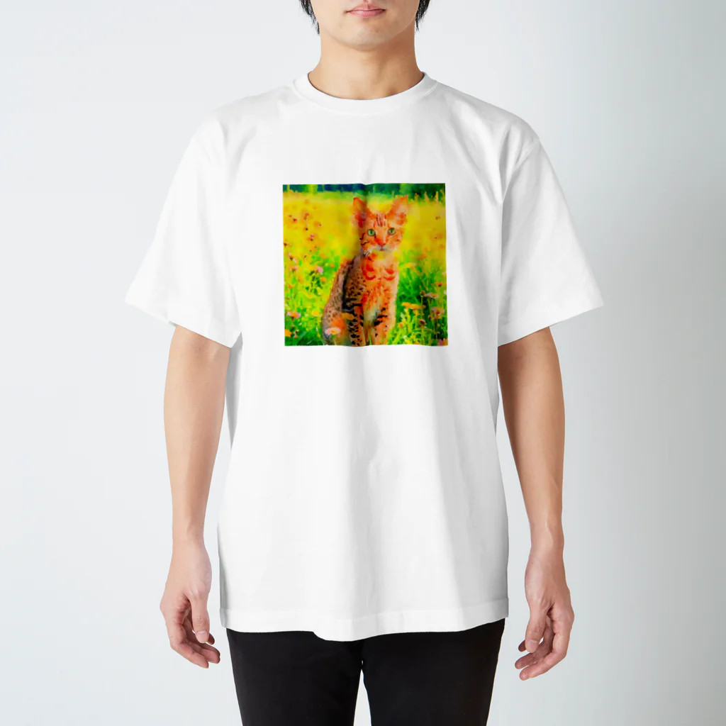 猫好きの谷の猫の水彩画/花畑のオシキャットねこのイラスト/キジトラネコ スタンダードTシャツ