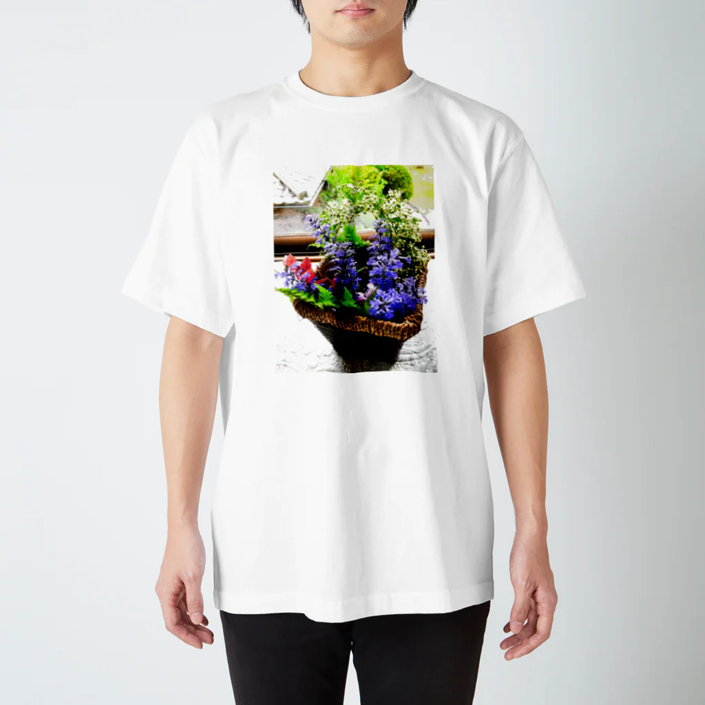 イエローローズのGARDEN FLOWER BASKET スタンダードTシャツ