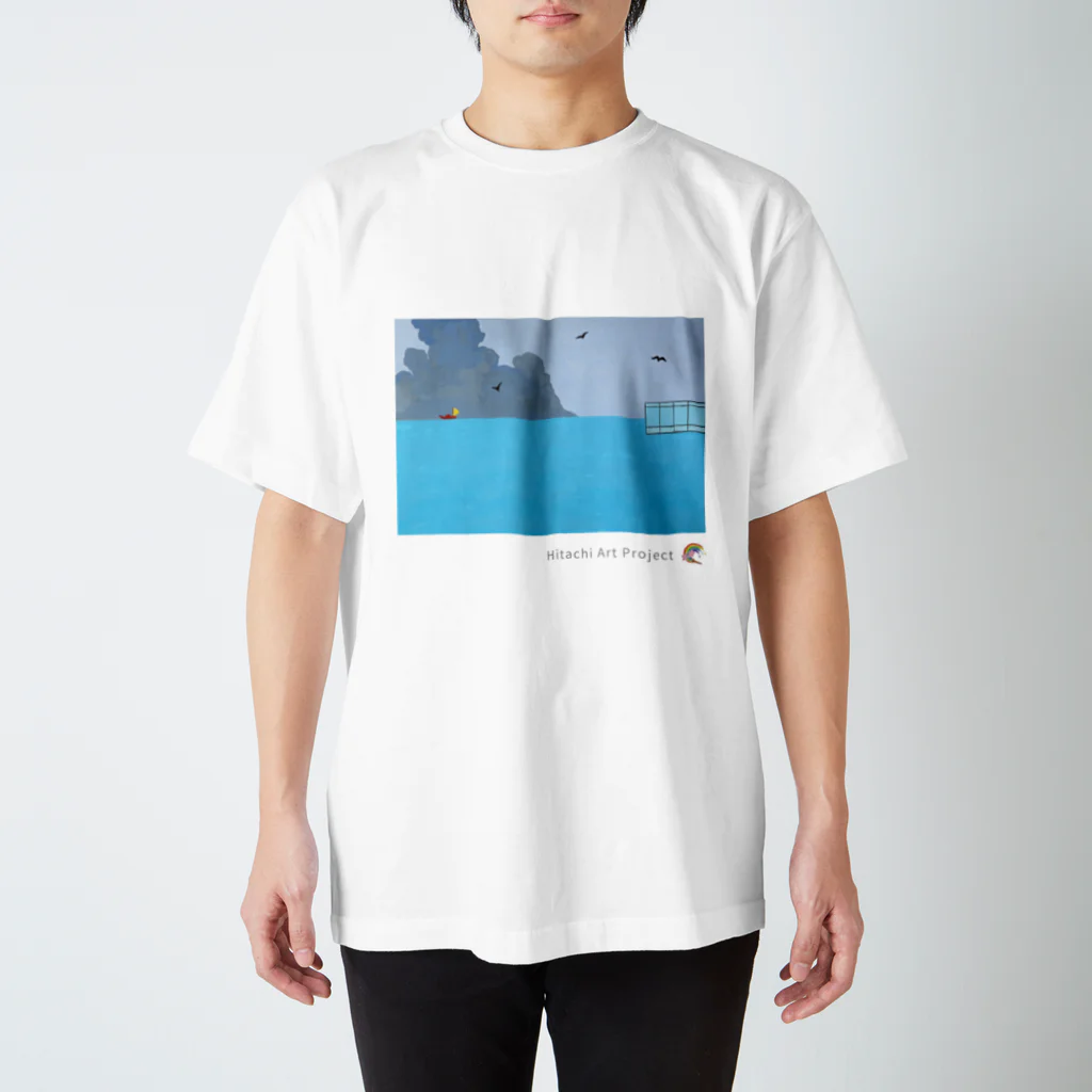 ひたちアートプロジェクト　Hitachi Art Projectの第8回公募展　日立駅と輝かしい海 Regular Fit T-Shirt