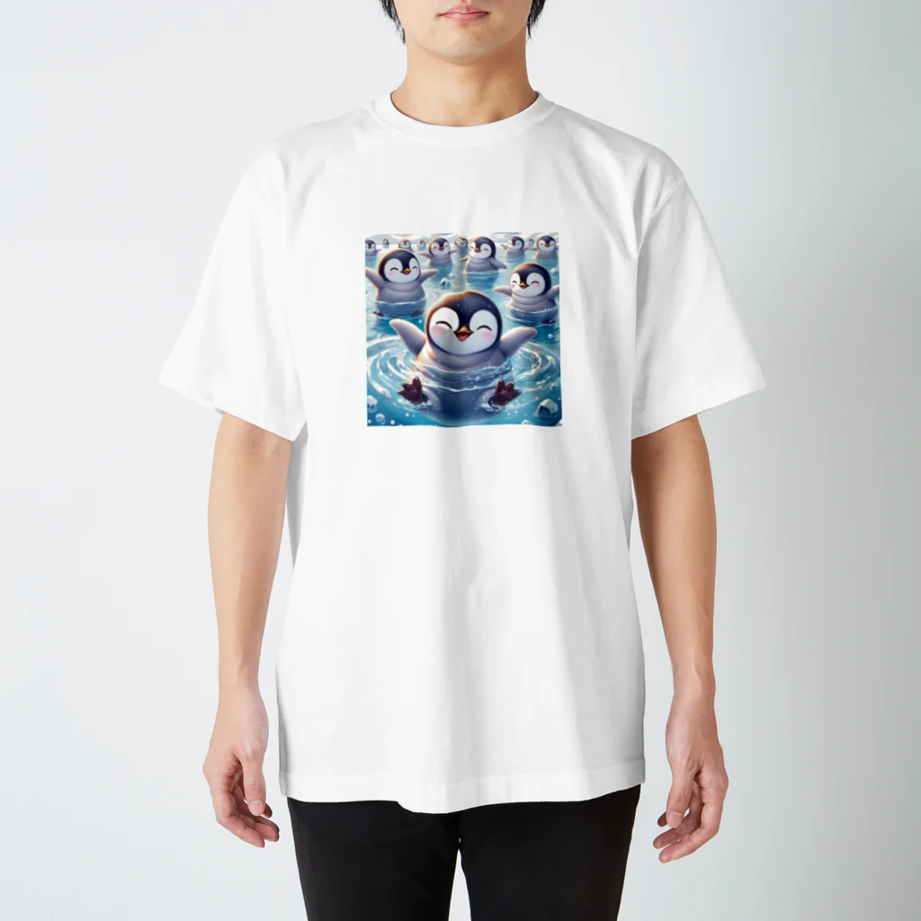 aoharu2005の笑顔で泳ぐペンギン Regular Fit T-Shirt