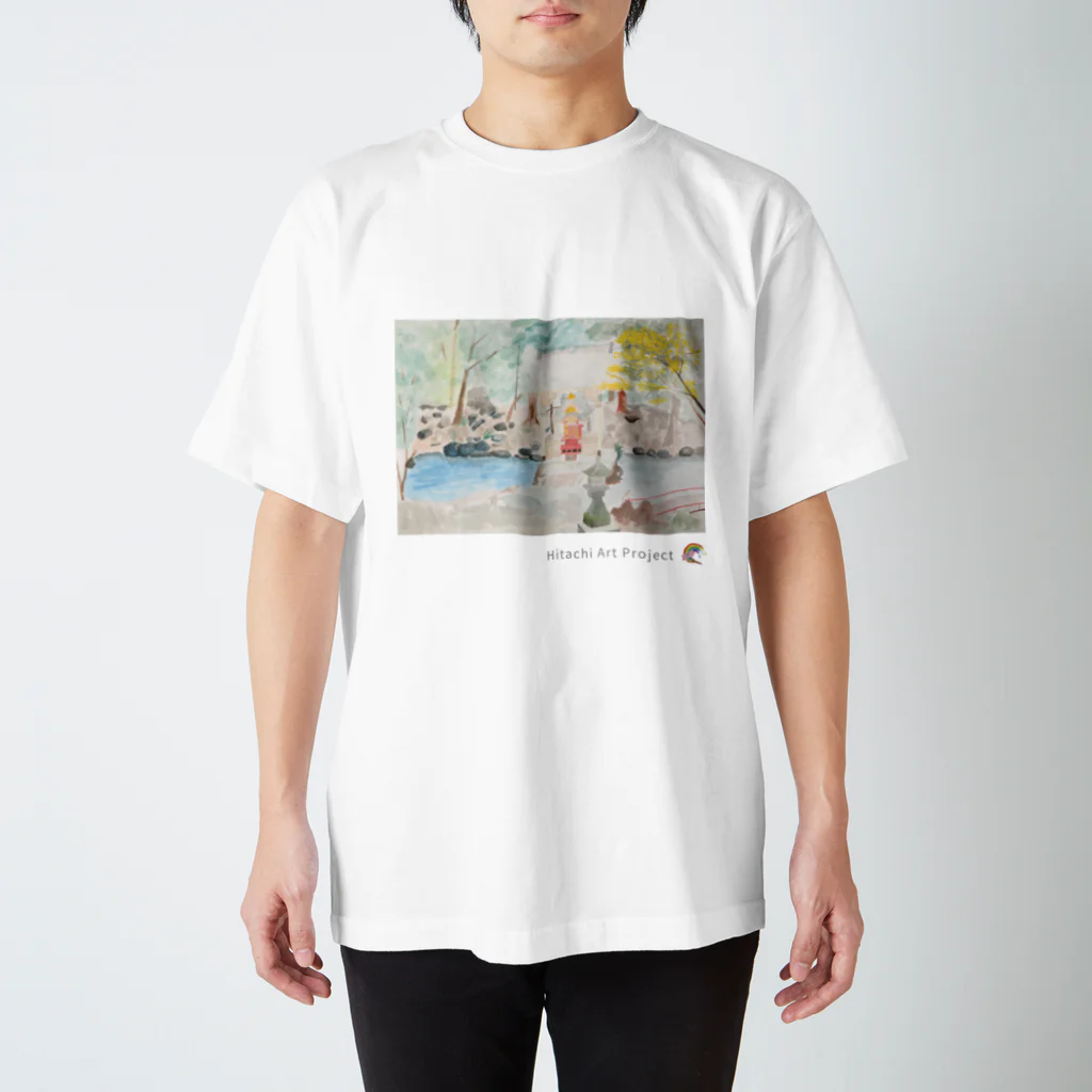 ひたちアートプロジェクト　Hitachi Art Projectの第8回公募展　泉の神社 Regular Fit T-Shirt