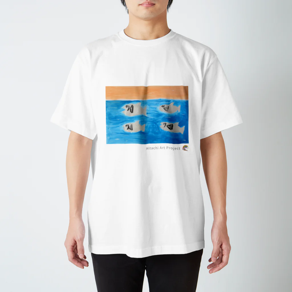 ひたちアートプロジェクト　Hitachi Art Projectの第8回公募展　きれいな海で泳ぐ魚たち Regular Fit T-Shirt