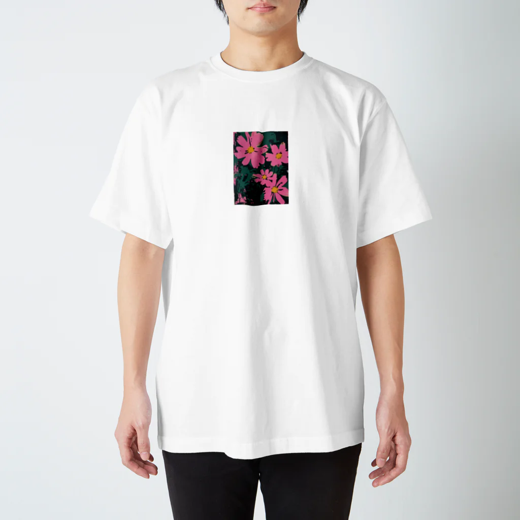 Q_kyuのPINK FLOWERS with Dark Background Regular Fit T-Shirt