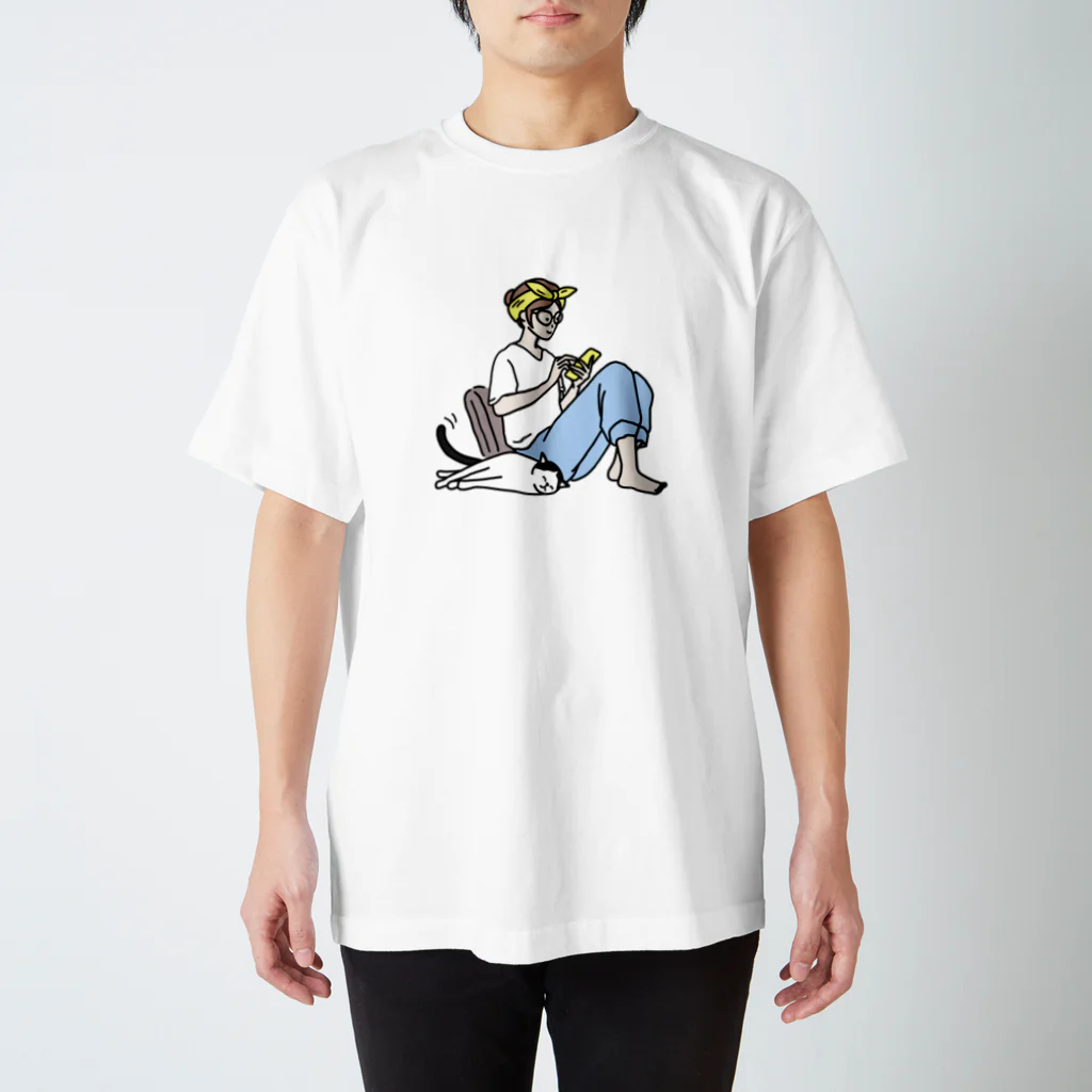 QROOVYの猫ちゃんとチルタイム（カラー） Regular Fit T-Shirt