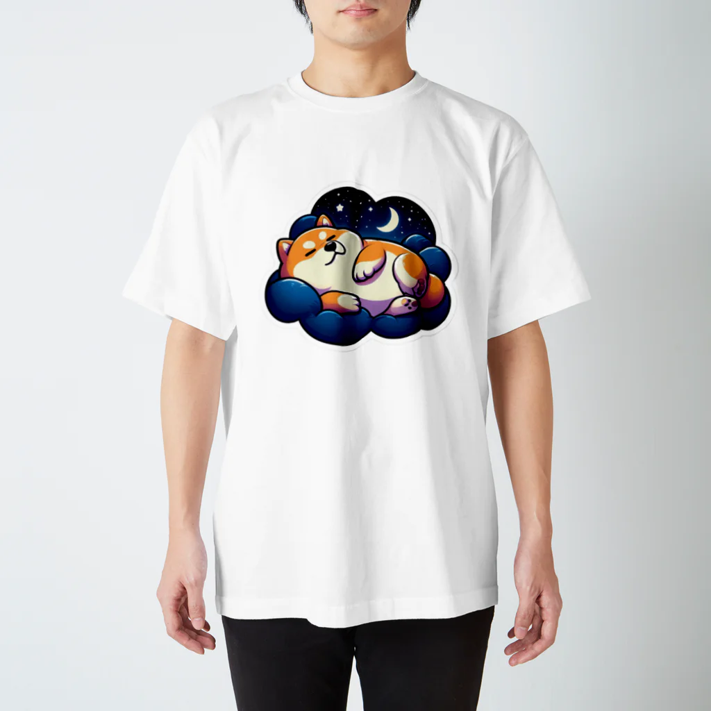 ねむいぬ(AMURO)の夜空の下で寝るぽっちゃり柴犬 Regular Fit T-Shirt