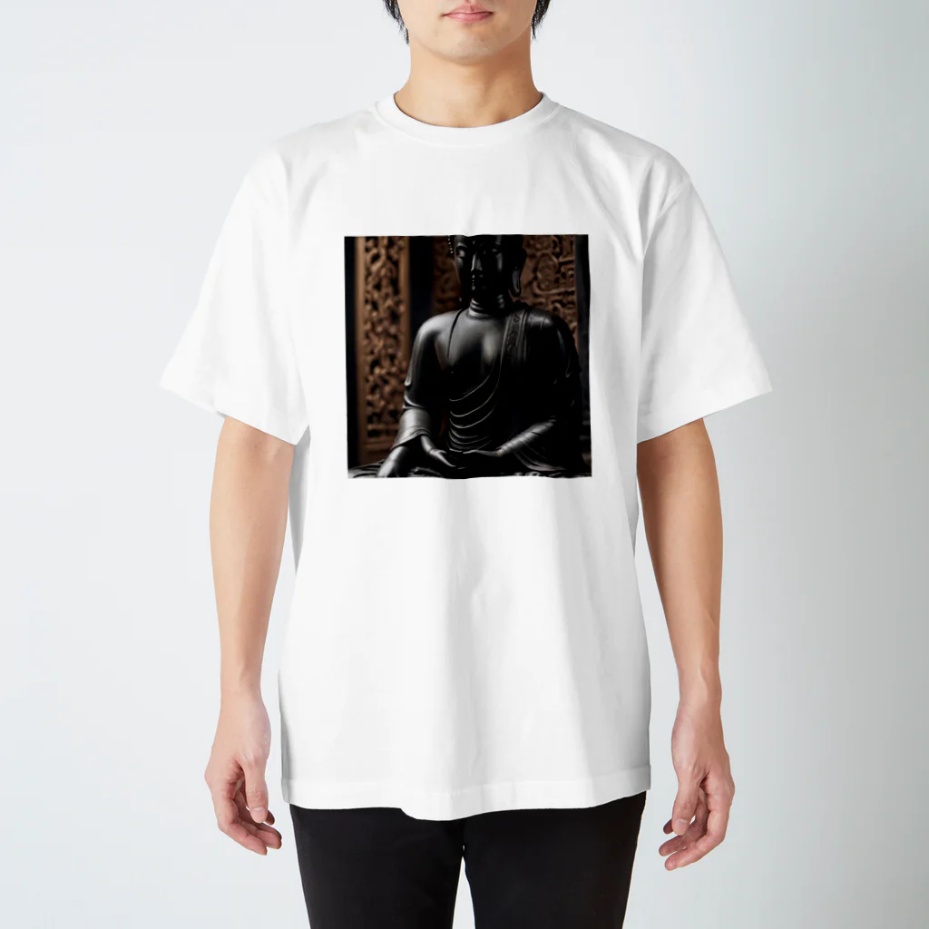 Take-chamaの深みのある漆黒の色合いが美しく輝く厳かな仏像。 Regular Fit T-Shirt