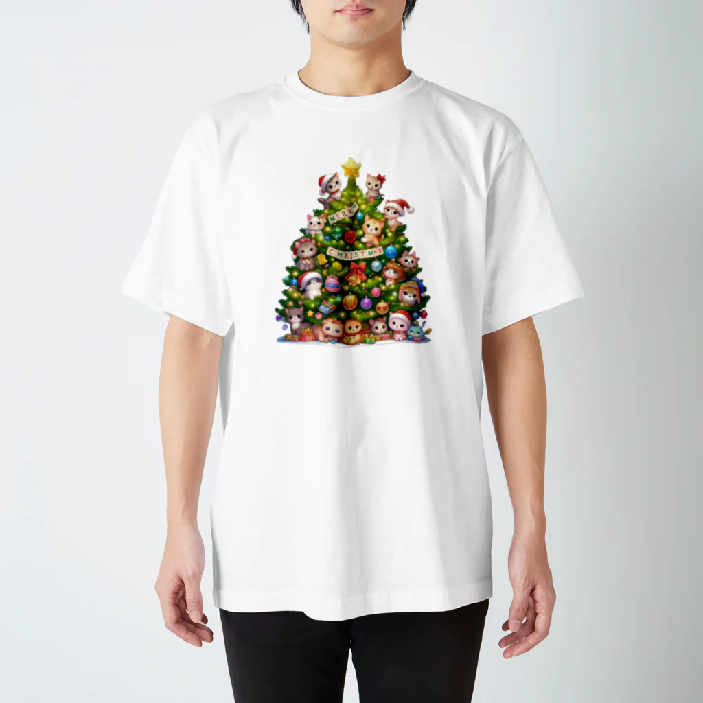 Snow-peaceのクリスマスツリーとキュートな子猫たち スタンダードTシャツ