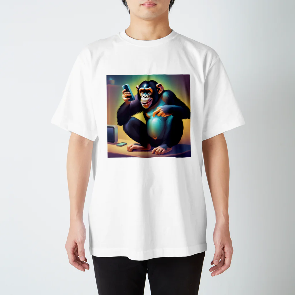 orihata-youのスマホを楽しむチンパンジー スタンダードTシャツ