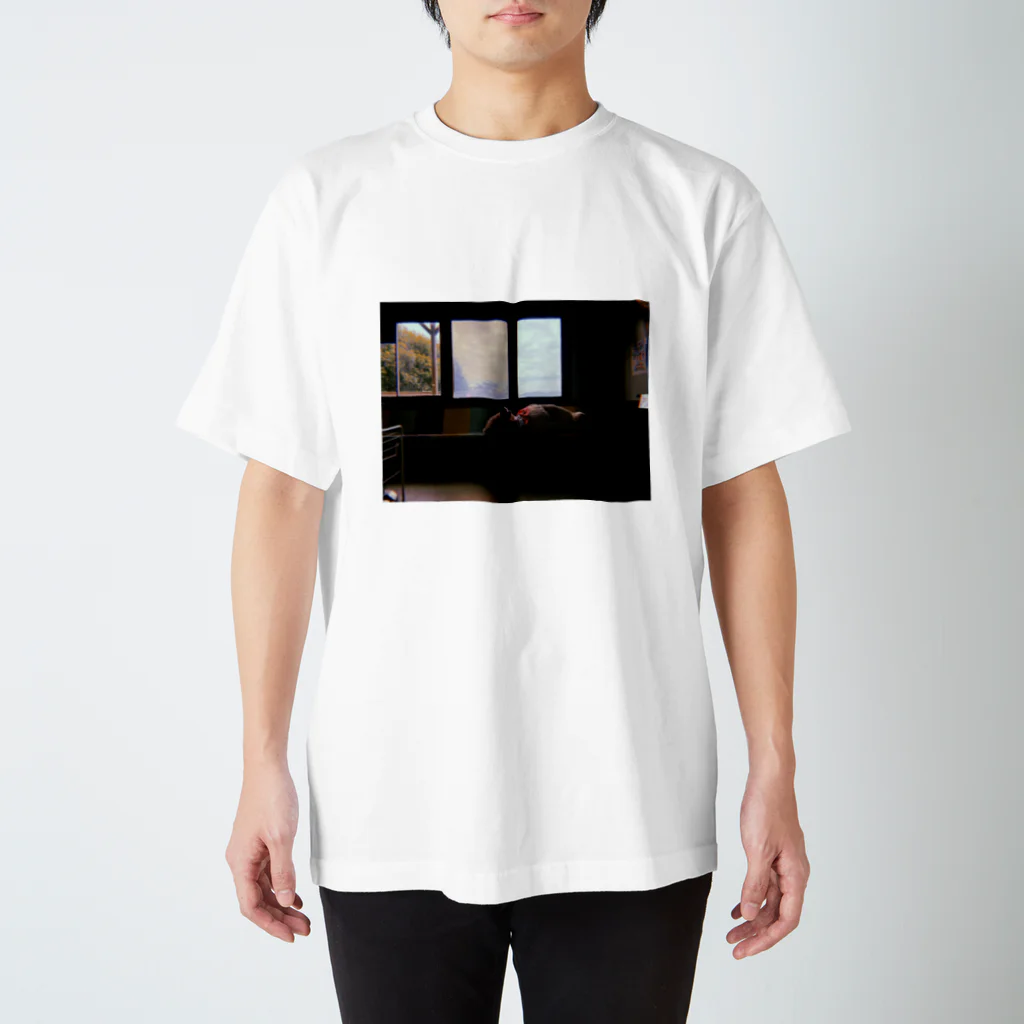 あいすくりーむそーだの黄昏寝転がりクマ Regular Fit T-Shirt