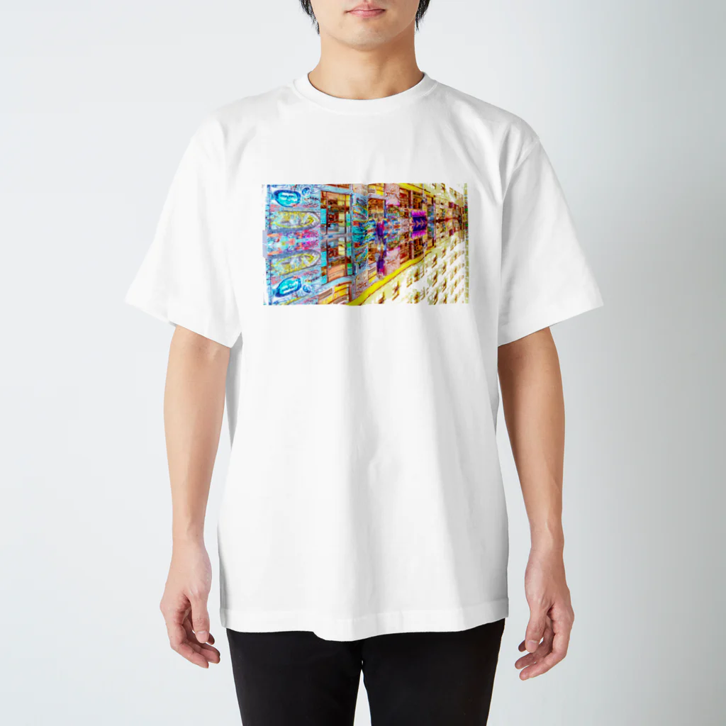 ジョー「鏡面反射のデジタルアート」(鈴木穣)の鏡面反射の坂道アート　Model「Vika_Glitter」 スタンダードTシャツ