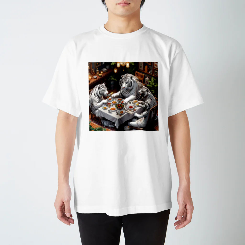 リキ製作所のホワイトタイガーの家族団らん Regular Fit T-Shirt