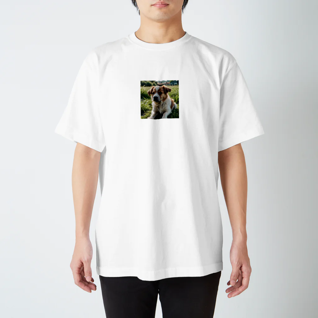 kokin0の草むらで斜めを見つめる犬 dog looking for the anywhere Regular Fit T-Shirt