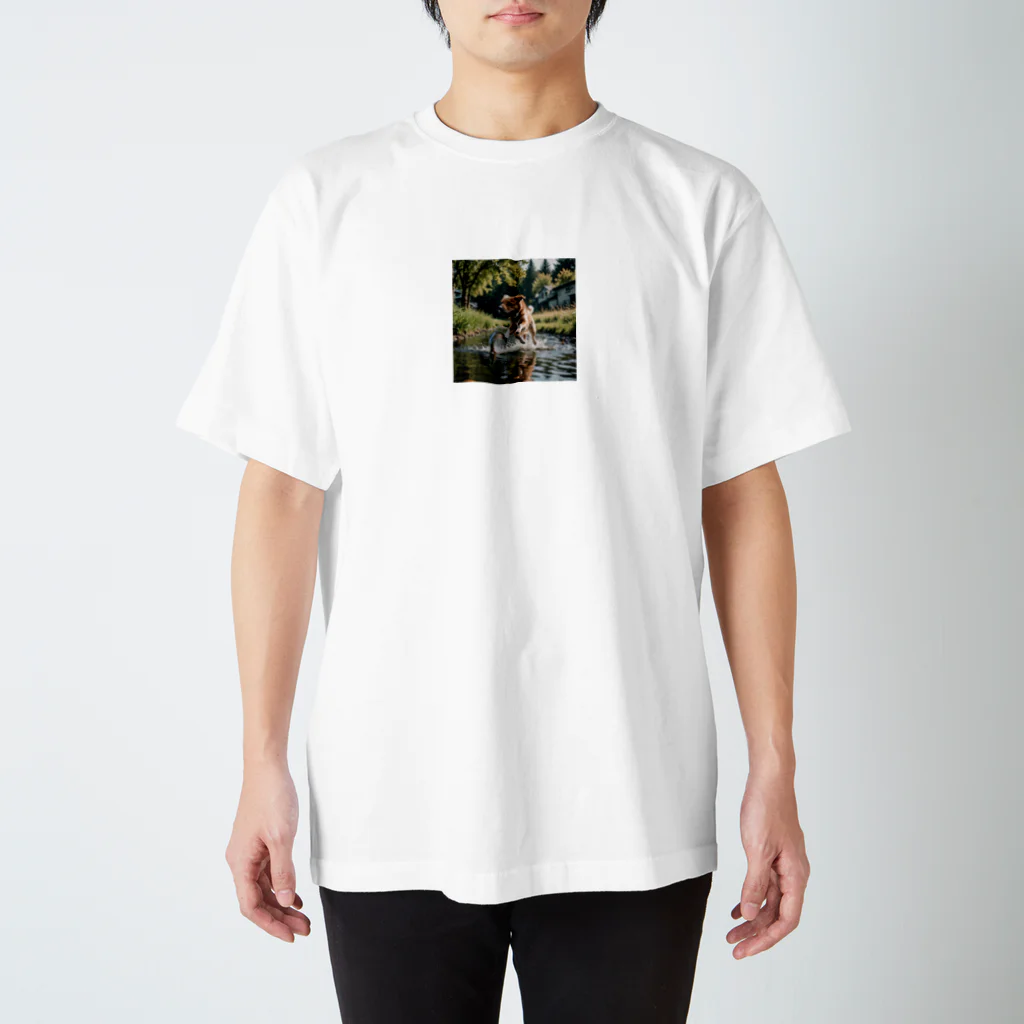 kokin0の水辺を走る犬 dog runnning on the water Regular Fit T-Shirt