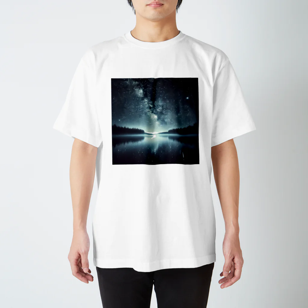 DQ9 TENSIの静かな湖に輝く星々が織りなす幻想的な光景 Regular Fit T-Shirt