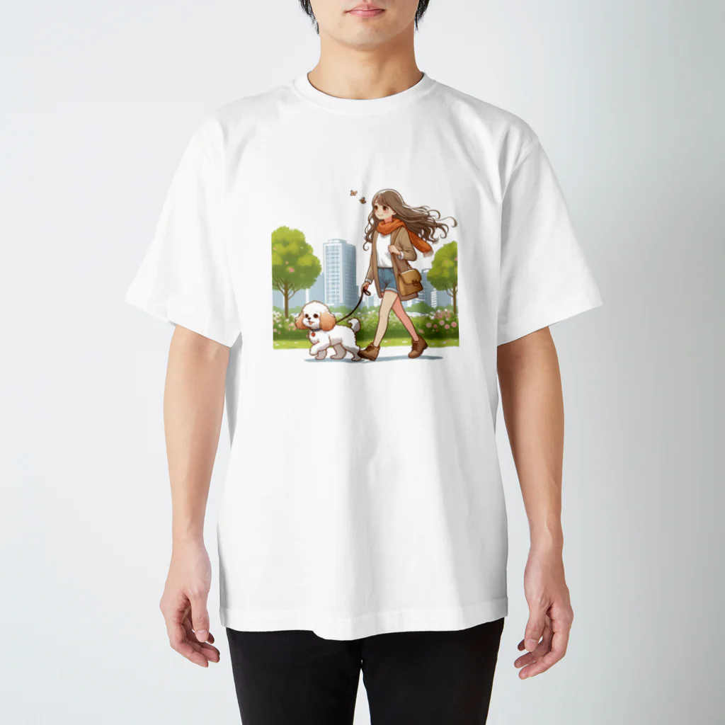 南国のかわいい犬と散歩をする女性 Regular Fit T-Shirt