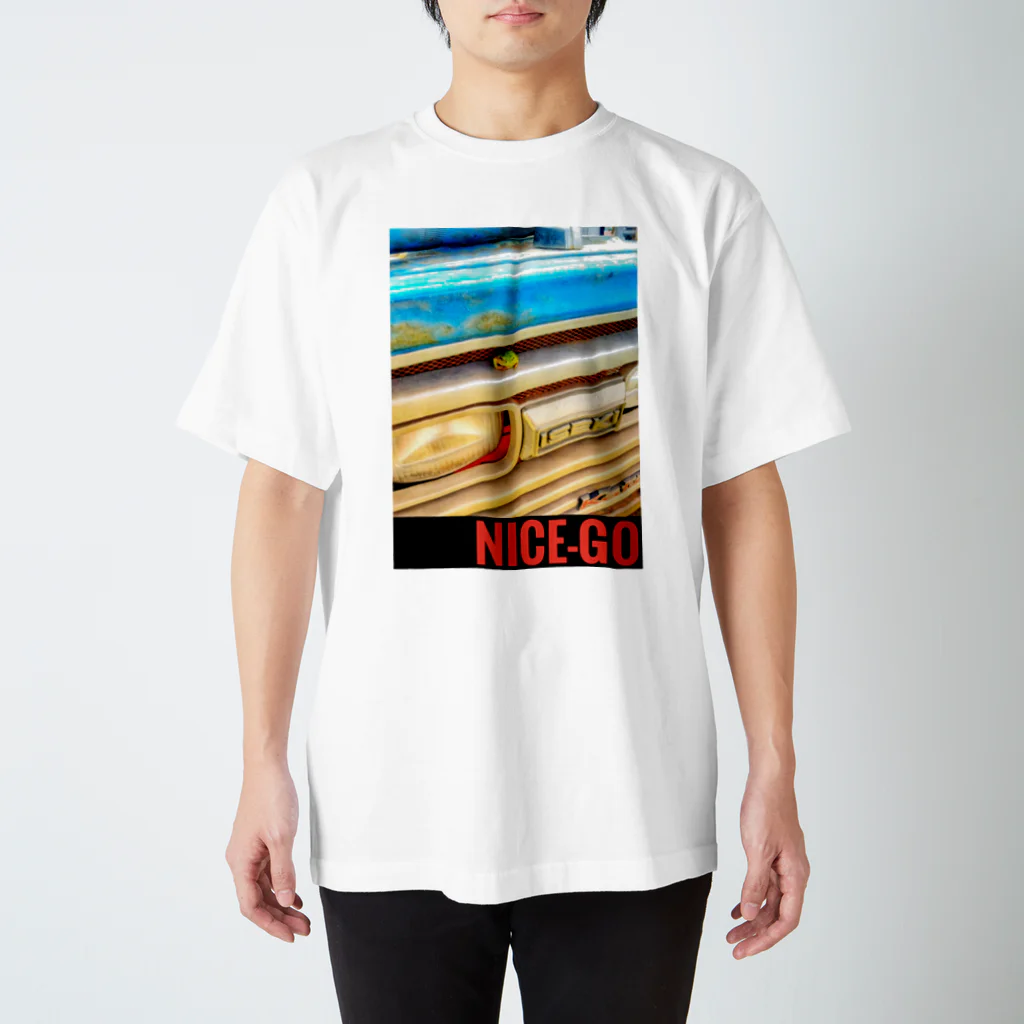 NICE-GOのトラクターとカエル スタンダードTシャツ