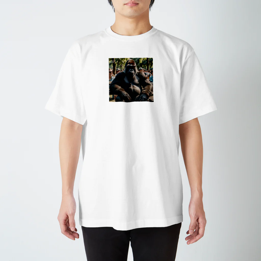 ゴリラをもっと身近に、もっとスタイリッシュに。のその視線、ゴリラ級のインパクト。 Regular Fit T-Shirt