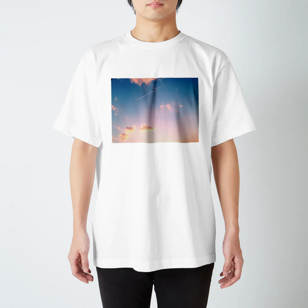 saaの飛行機雲と夕焼け Regular Fit T-Shirt