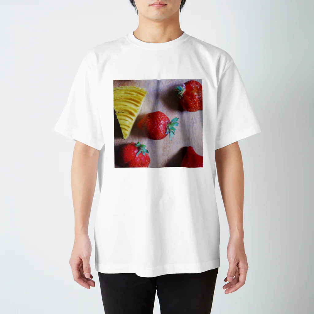 ユーサクのmorning strawberry Regular Fit T-Shirt