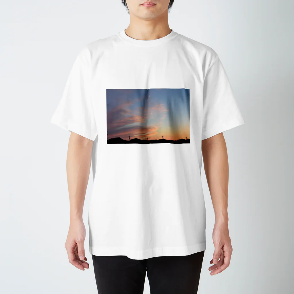 マシマ　リツの夕焼け 雲が迫る Regular Fit T-Shirt