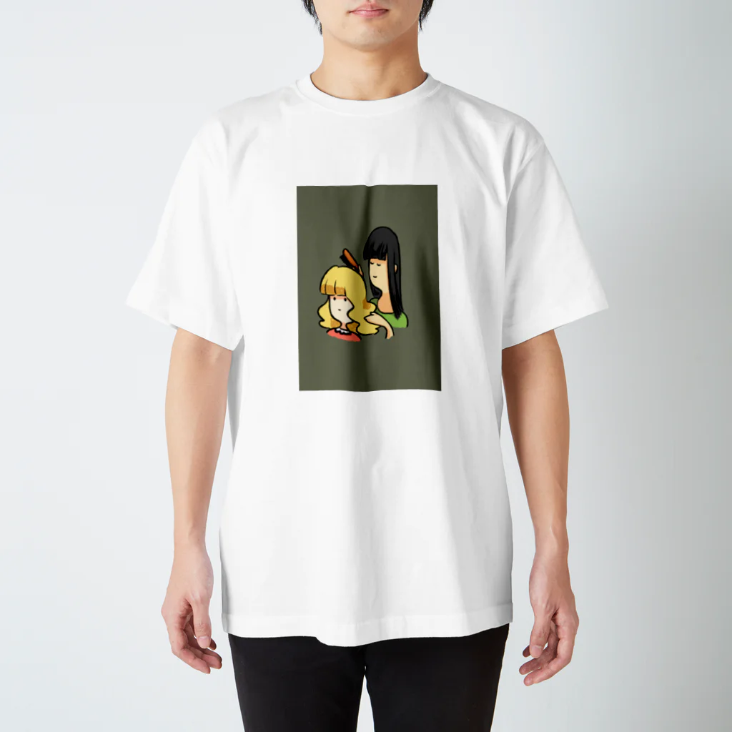 田尾そうじの髪をとかす女と、とかされる少女 Regular Fit T-Shirt