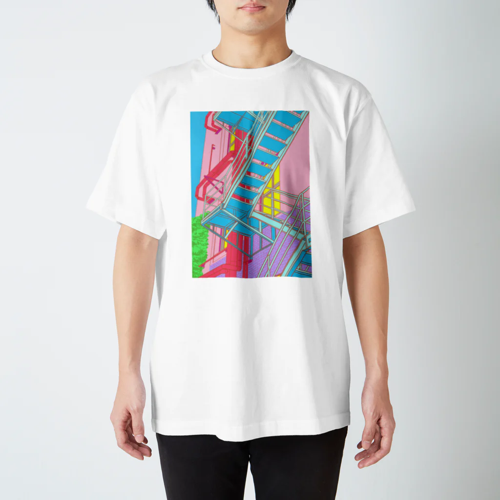 チョモランマリの門司港駅の隣の建物の階段 Regular Fit T-Shirt